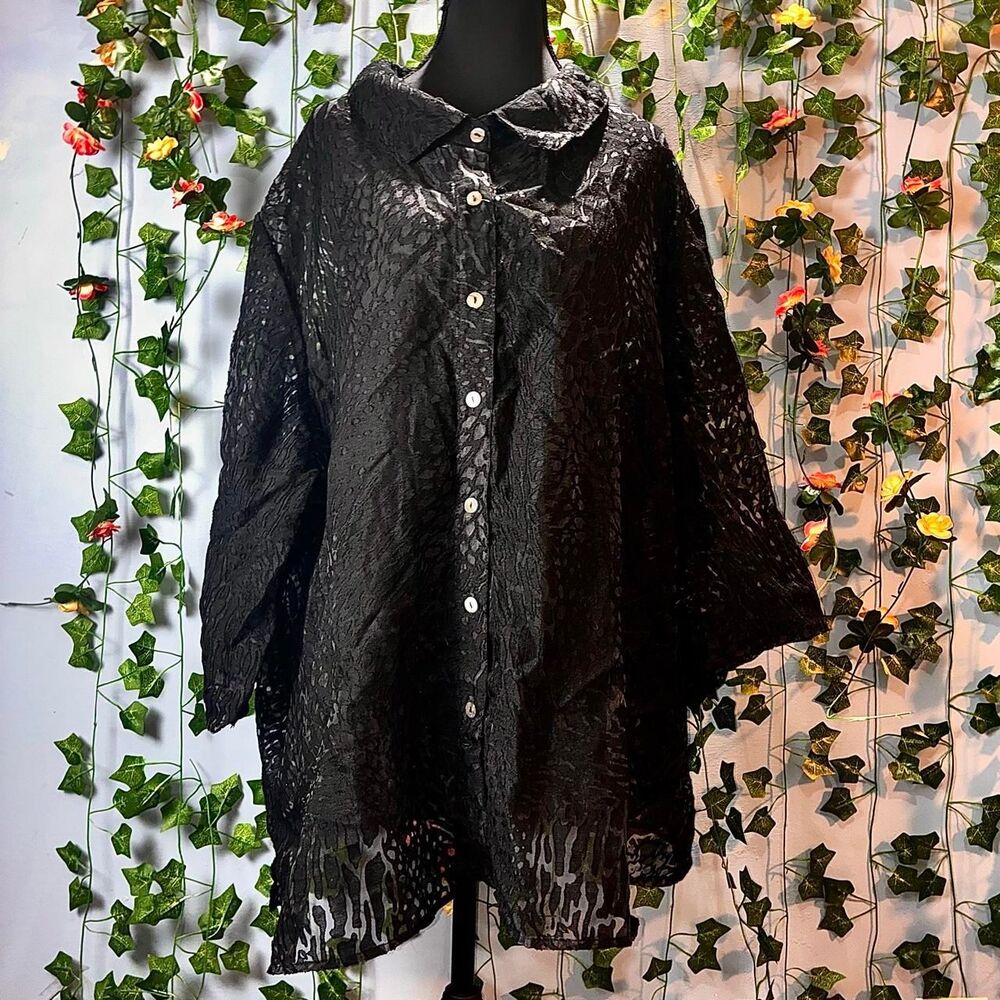 Black lace button up blouse with white floral pattern size 2-3X